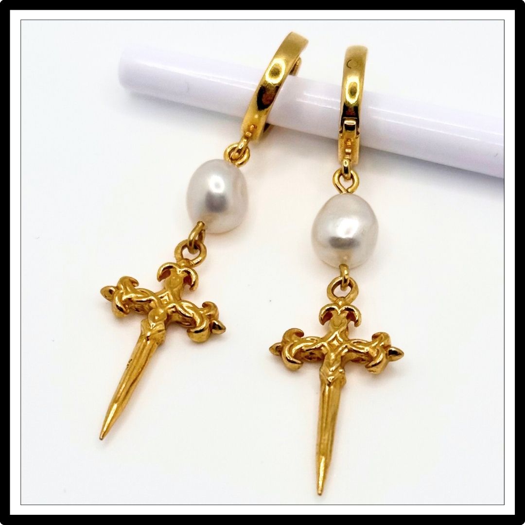 Kolczyki z perłami naturalnymi, wiszące, złote sztylety - krzyże - widok z góry