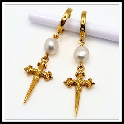 Kolczyki z perłami naturalnymi, wiszące, złote sztylety - krzyże - widok z góry