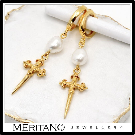 Kolczyki z perłami naturalnymi, wiszące, złote sztylety - krzyże - widok z góry