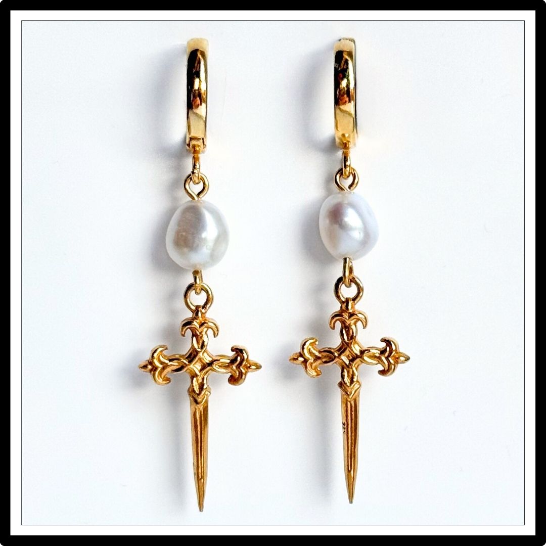 Kolczyki z perłami i złotymi sztyletami, wiszące - widok z przodu