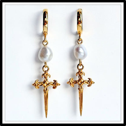 Kolczyki z perłami i złotymi sztyletami, wiszące - widok z przodu
