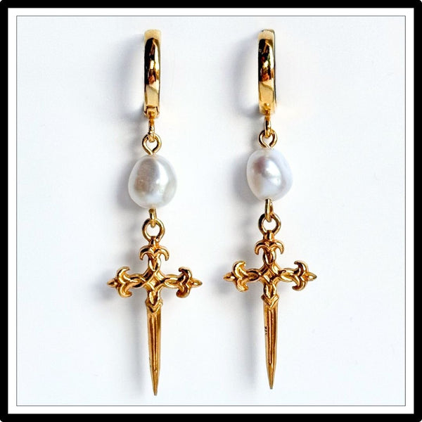 Kolczyki z perłami i złotymi sztyletami, wiszące - widok z przodu