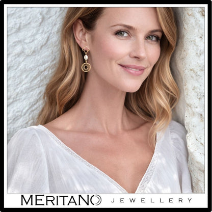 Wiszące kolczyki z perłami na uchu modelki w białej sukience