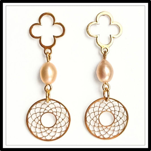 Kolczyki z perłami naturalnymi i złotymi detalami, wiszące  - widok z przodu. Biżuteria Meritano Jewellery