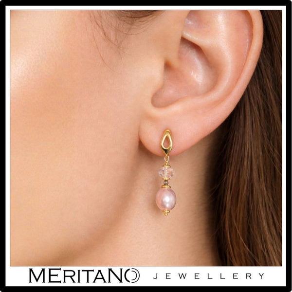 Wiszące kolczyki z perłami i morganitem na uchu