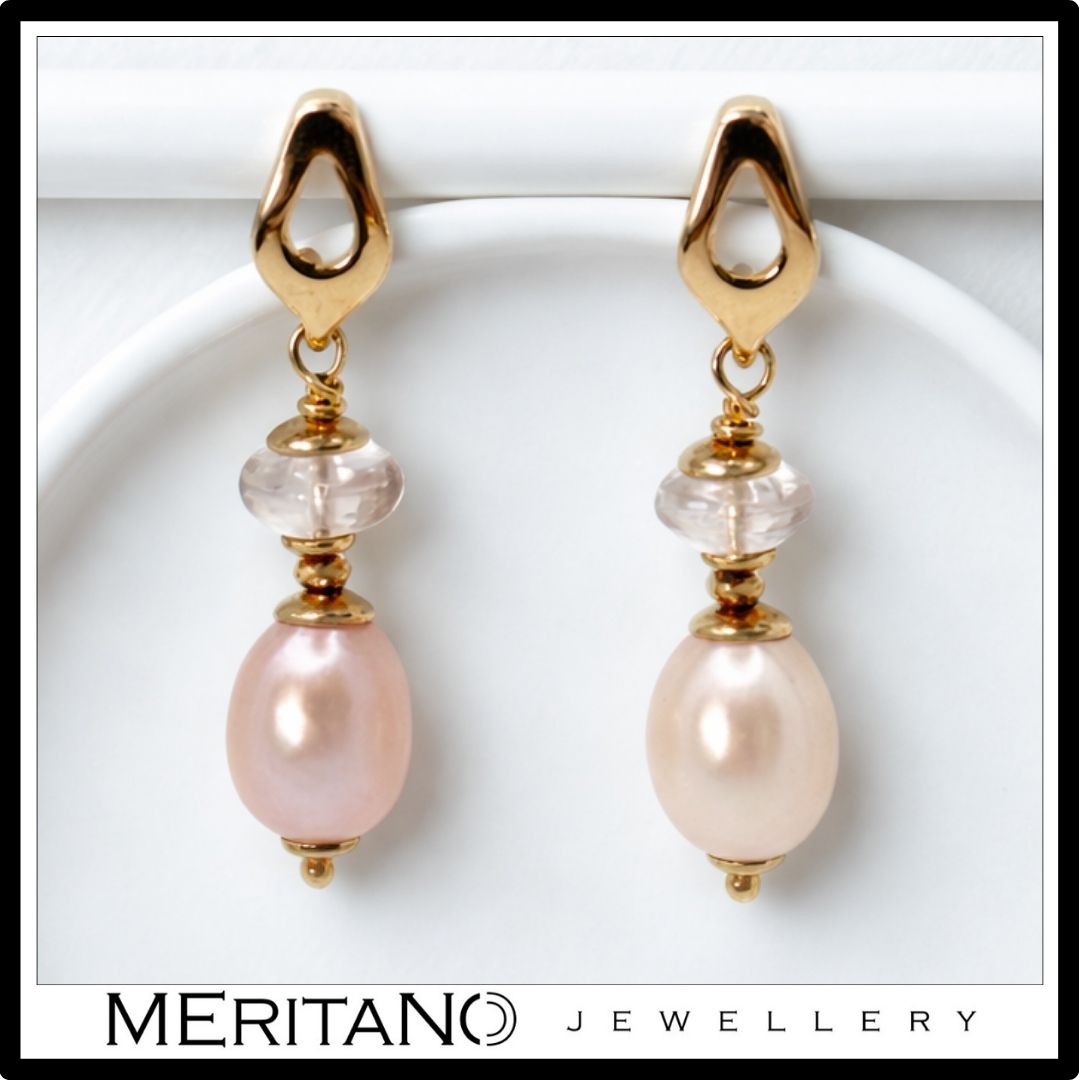 Złote kolczyki z perłami i morganitem. Widok z przodu.