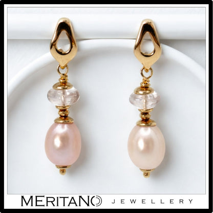 Złote kolczyki z perłami i morganitem. Widok z przodu.