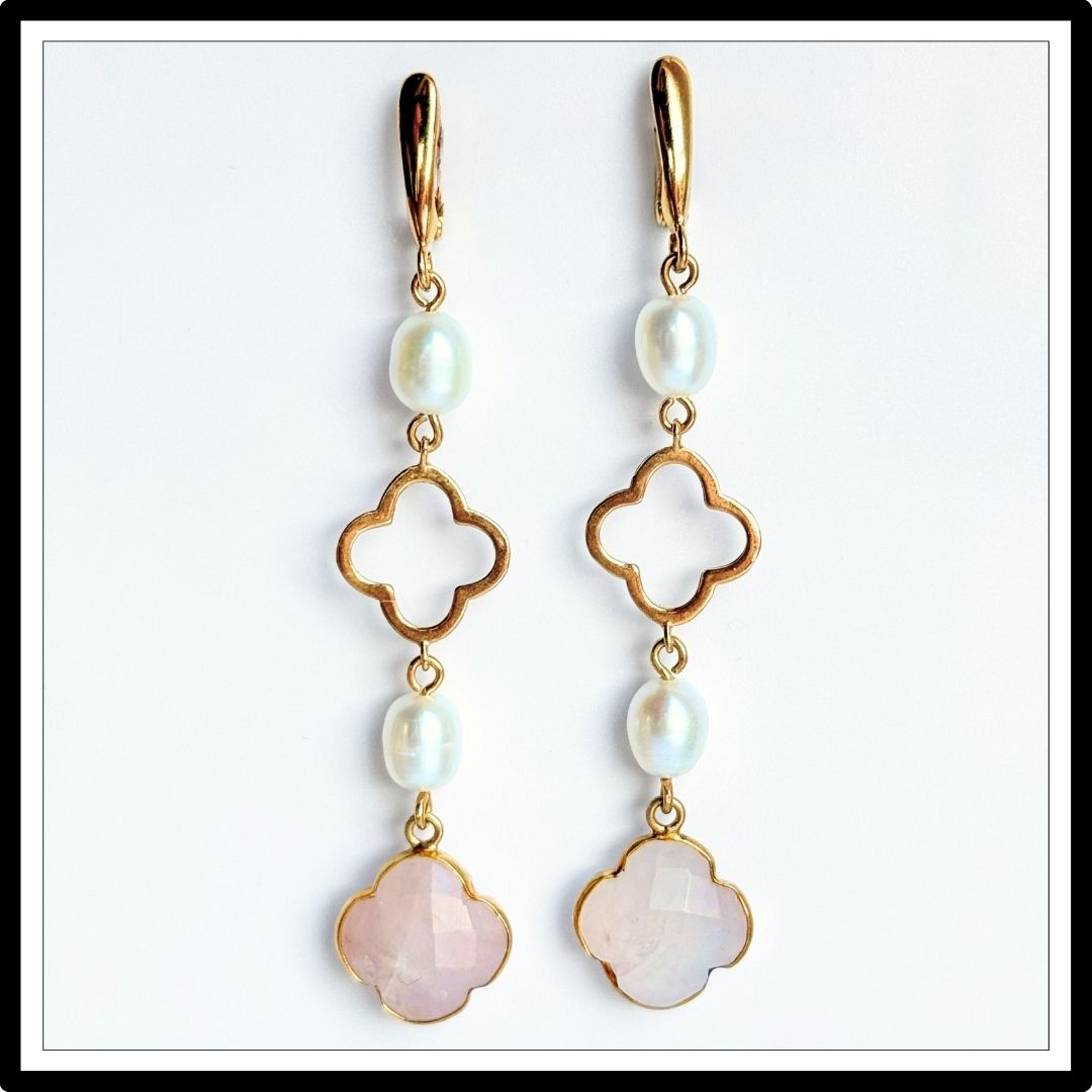 Kolczyki z perłami i różowym kwarcem, długie  wiszące, zapięcie angielskie - widok z przodu