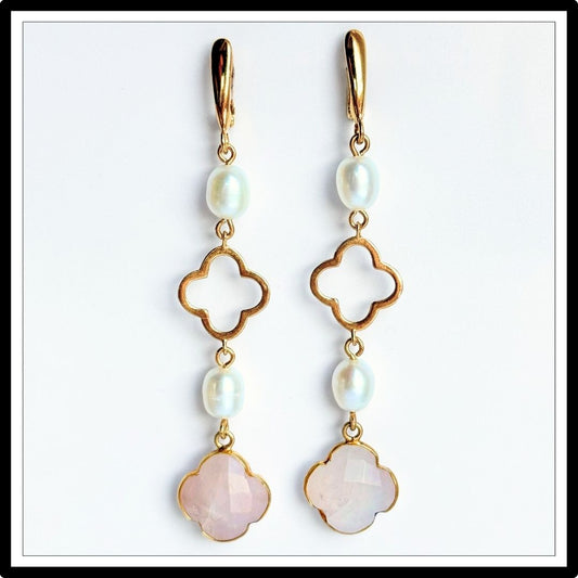 Kolczyki z perłami i różowym kwarcem, długie  wiszące, zapięcie angielskie - widok z przodu