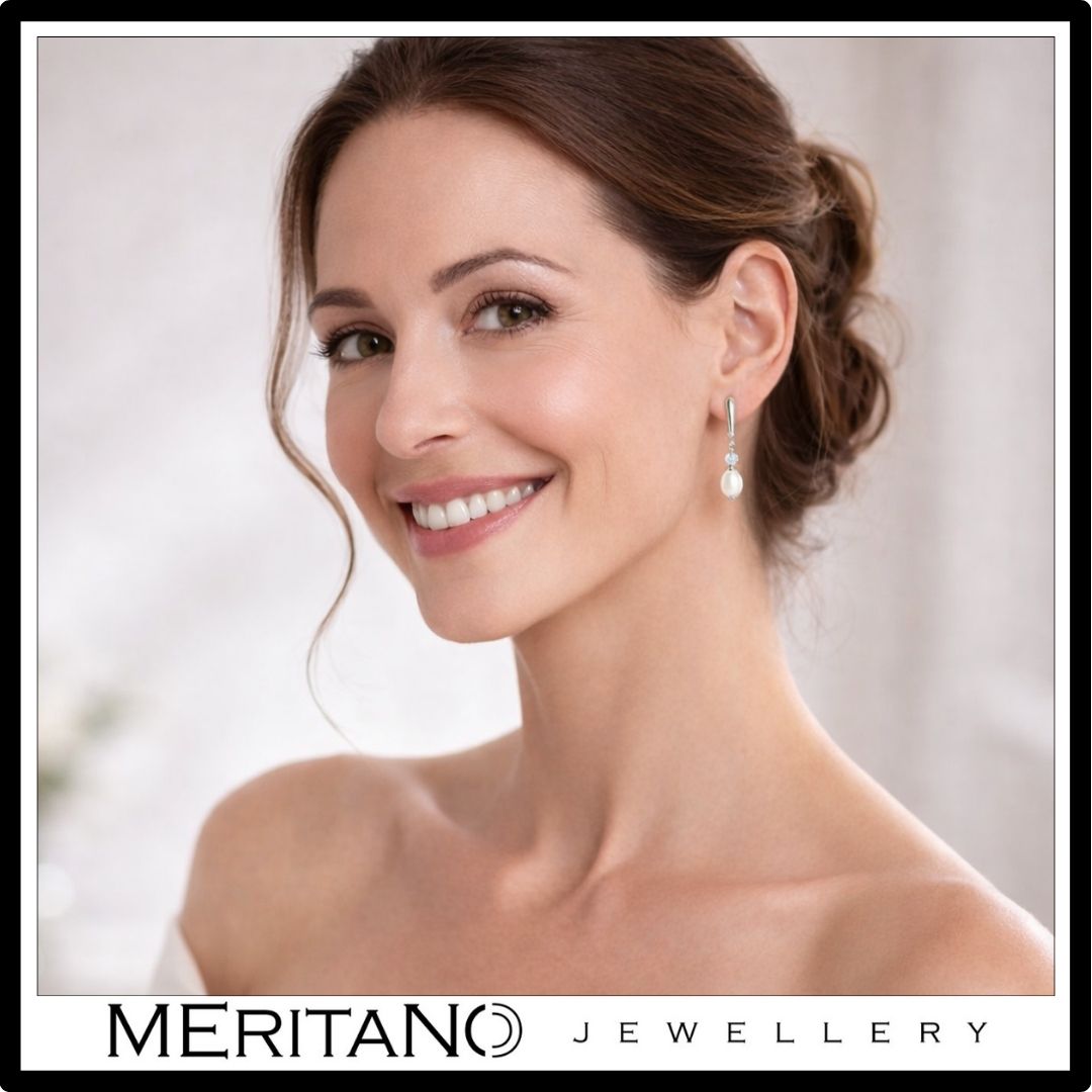 srebrne kolczyki z perłą naturalną i zapięciem angielskim na uchu w slubnej stylizacji