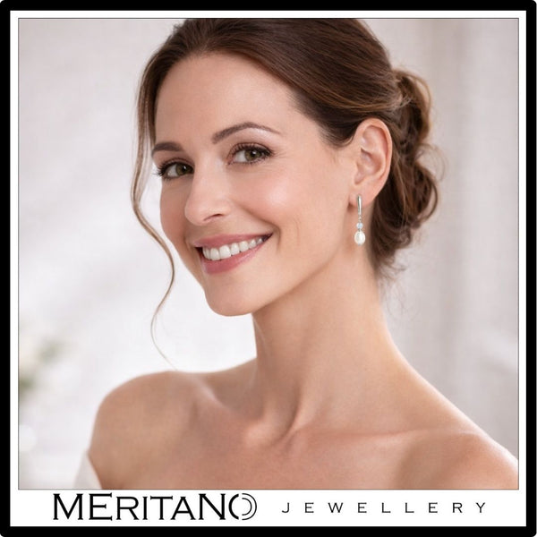 srebrne kolczyki z perłą naturalną i zapięciem angielskim na uchu w slubnej stylizacji