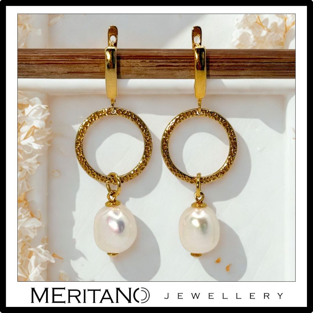 Złote kolczyki koła z perłami. Widok z przodu.