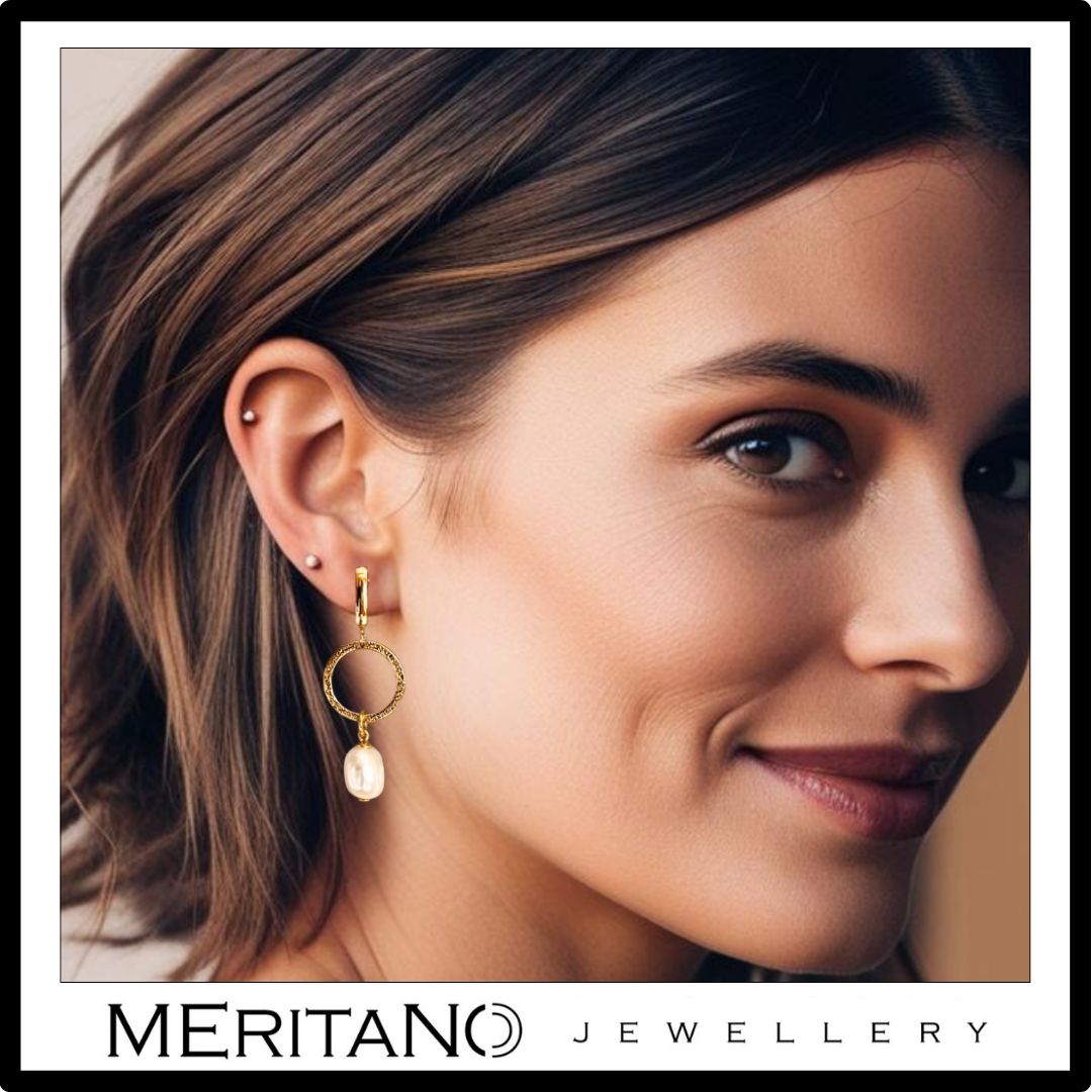 wiszące kolczyki z perłą na uchu