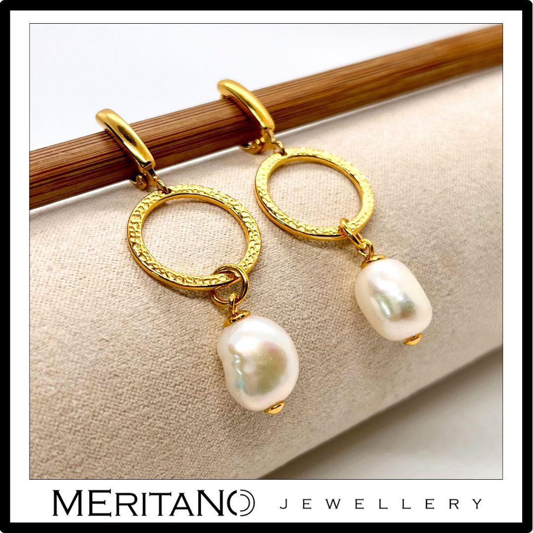 Kolczyki z perłami naturalnymi barokowymi na złotych kołach, zapięcie angielskie