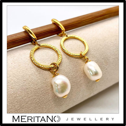 Kolczyki z perłami naturalnymi barokowymi na złotych kołach, zapięcie angielskie