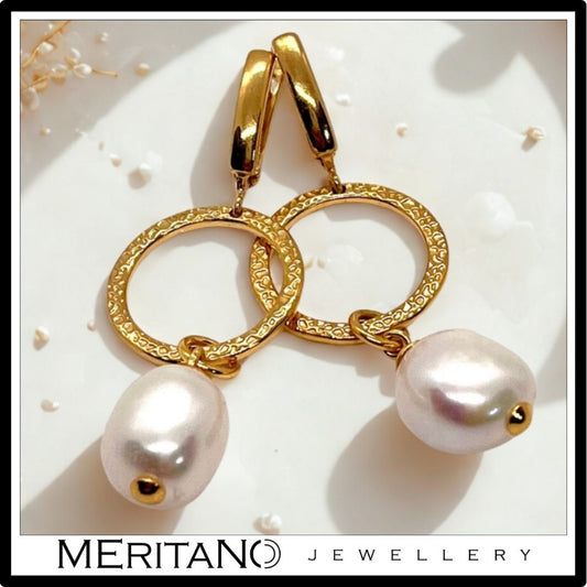 Złote kolczyki koła z perłami barokowymi. Zapięcie angielskie.  Widok z przodu