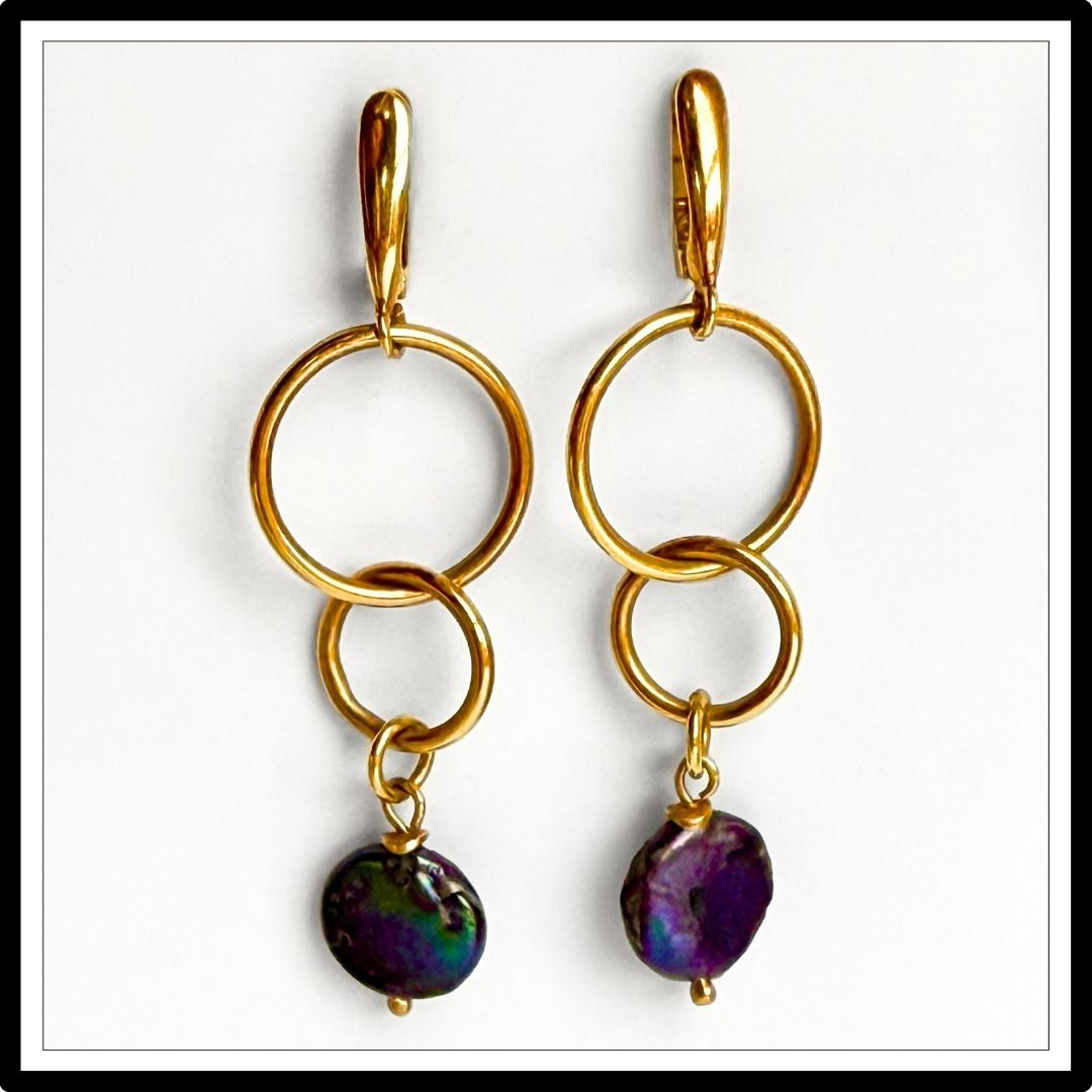 Kolczyki z perłami czarnymi i złotymi kołami, zapięcie angielskie, wiszące - widok z przodu