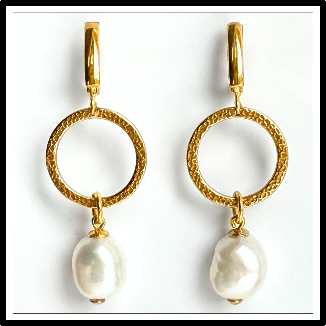 Kolczyki z perłami naturalnymi barokowymi i złotymi kołami na zapięciu angielskim - widok z przodu