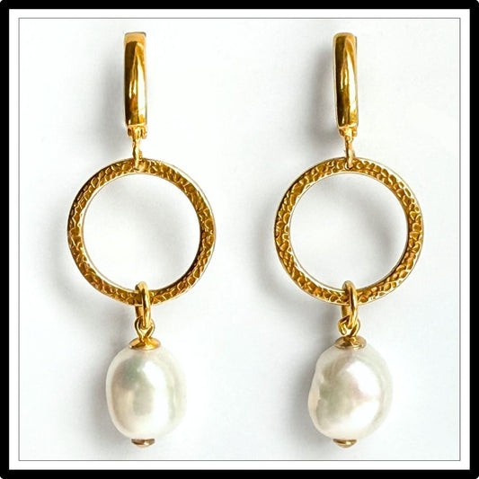 Kolczyki z perłami naturalnymi barokowymi i złotymi kołami na zapięciu angielskim - widok z przodu