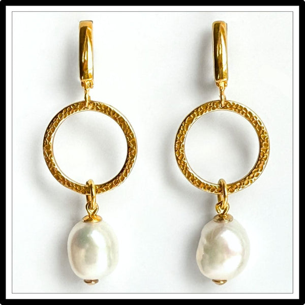 Kolczyki z perłami naturalnymi barokowymi i złotymi kołami na zapięciu angielskim - widok z przodu