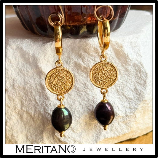 kolczyki z czarną perłą barokową, długie, wiszące - widok z przodu na tle białego kamienia