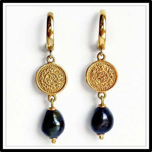 Kolczyki z perłami czarnymi i złotymi monetami, wiszące - widok z przodu