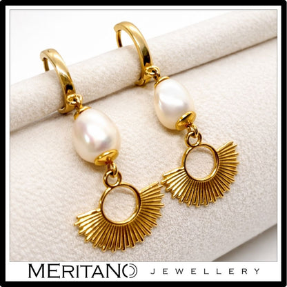 Wiszące kolczyki z białymi perłami barokowymi i złotym detalem, widok z przodu