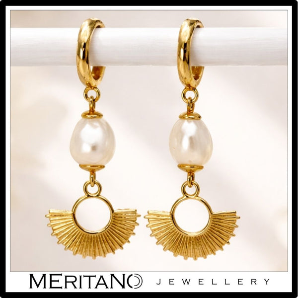 Wiszące kolczyki z białymi perłami barokowymi, widok z przodu