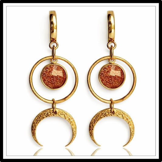 Kolczyki z piaskiem pustyni i złotym księżycem wiszącym na kole - widok z przodu
