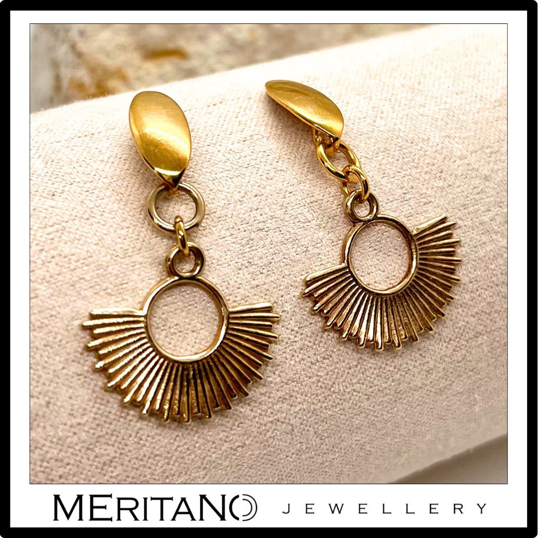 złote wiszące kolczyki słońca - widok z przodu