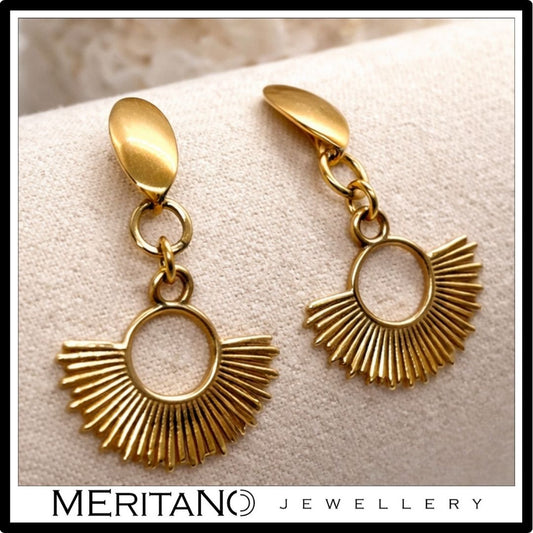 złote wiszące kolczyki słońca - widok z przodu
