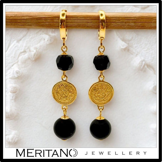 Wiszące kolczyki z turmalinem i monetą. Widok z przodu