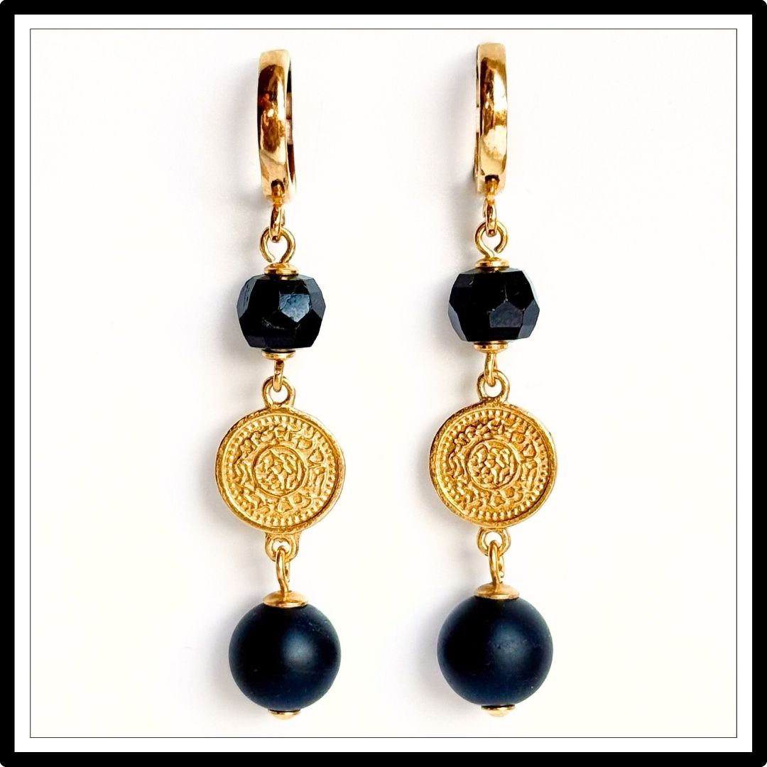 Kolczyki z czarnym turmalinem i złotymi monetami, wiszące - widok z przodu