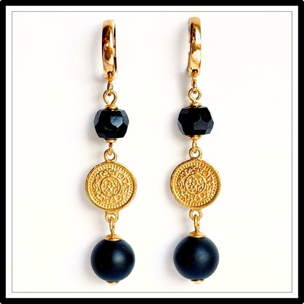 Kolczyki z czarnym turmalinem i złotymi monetami, wiszące - widok z przodu