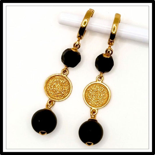 Kolczyki z turmalinem czarnym i złotą monetą, długie, wiszące - widok z góry Kolczyki z turmalinem czarnym i złotą monetą, długie, wiszące - widok z góry