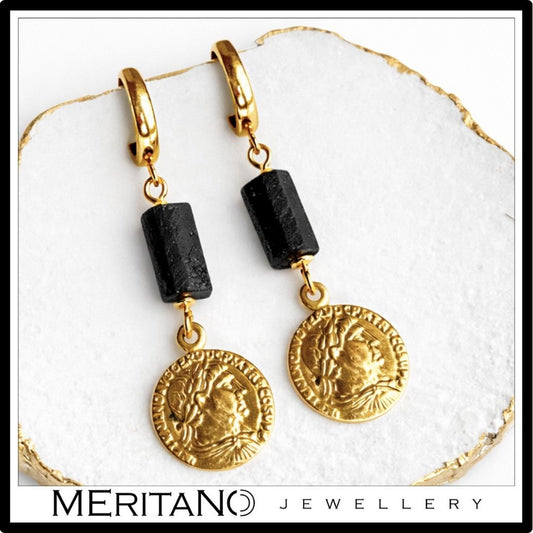 Kolczyki z czarnym turmalinem i złotą monetą, wiszące