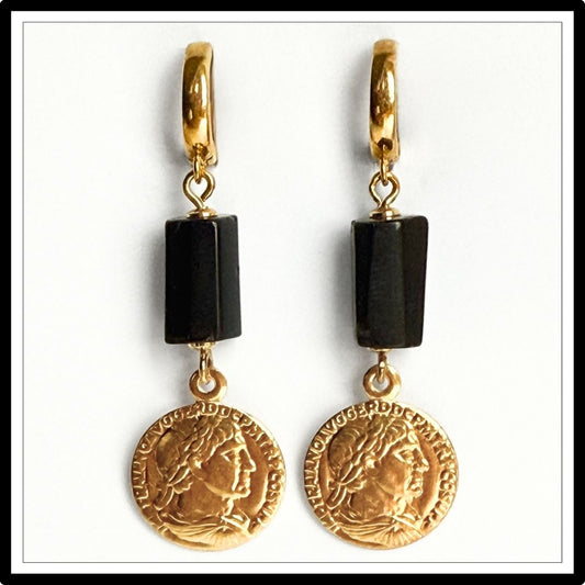 Kolczyki z turmalinem i złotymi monetami, wiszące - widok z przodu