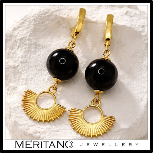 Wiszące kolczyki, czarny turmalin i złote słońce, zapięcie angielskie - widok z góry