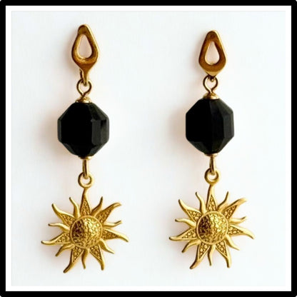 Kolczyki z czarnym turmalinem i złotym słońcem, wiszące, sztyft - widok z przodu
