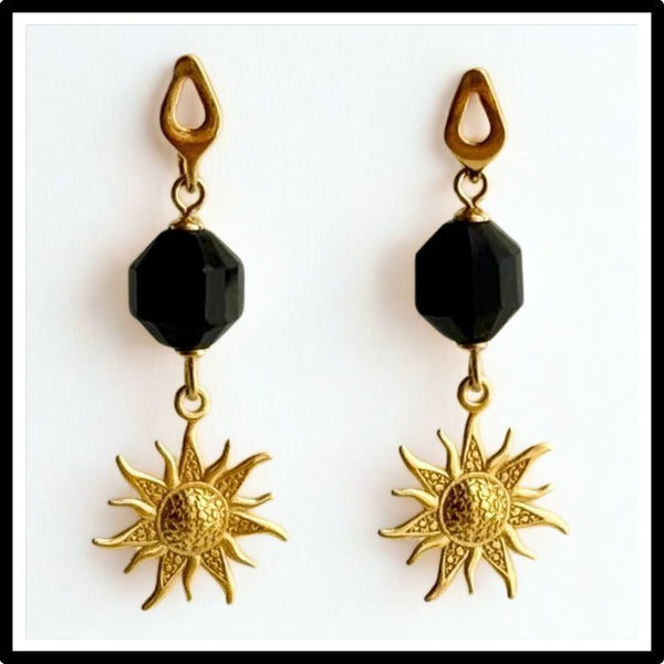 Kolczyki z czarnym turmalinem i złotym słońcem, wiszące, sztyft - widok z przodu