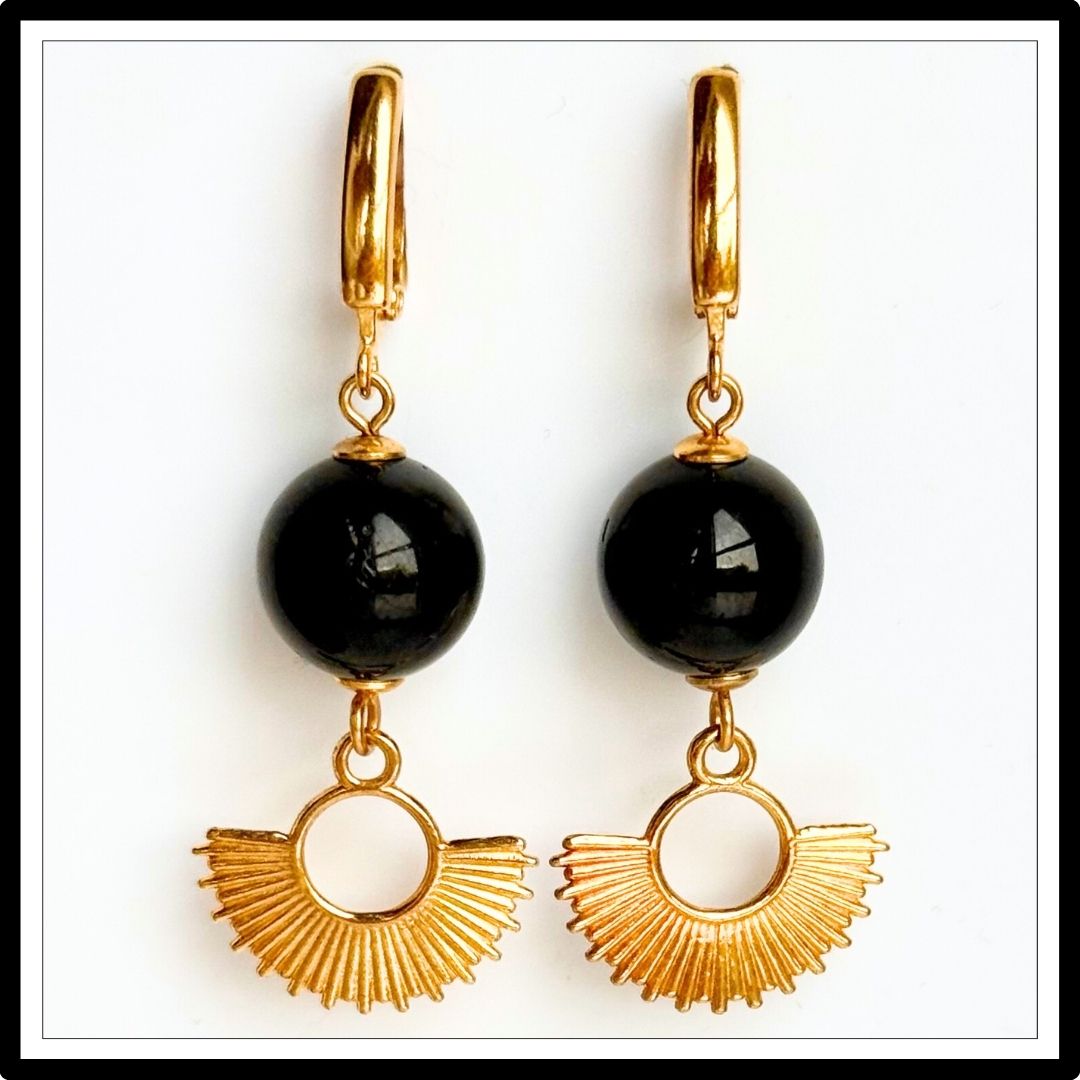 Kolczyki z czarnym turmalinem i złotym słońcem, wiszące z angielskim zapiciem - widok z przodu