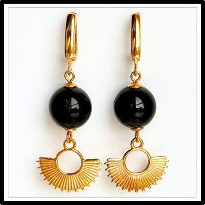 Kolczyki z czarnym turmalinem i złotym słońcem, wiszące z angielskim zapiciem - widok z przodu