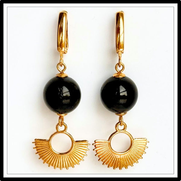 Kolczyki z czarnym turmalinem i złotym słońcem, wiszące z angielskim zapiciem - widok z przodu