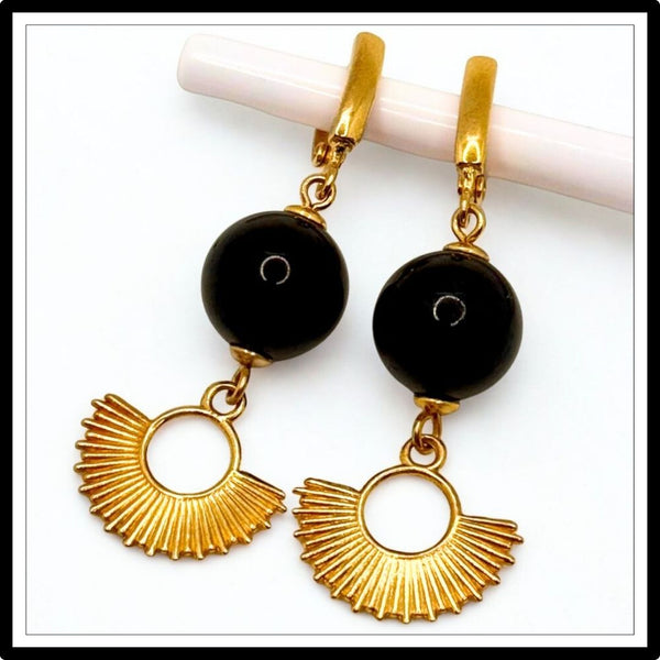 Kolczyki z turmalinem ze złotym słońcem, zapięcie angielskie - widok z góry