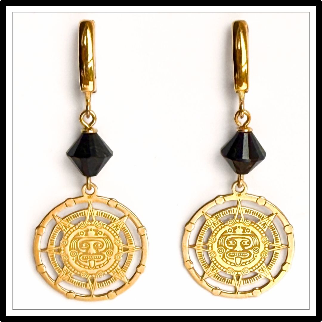 Kolczyki z turmalinem, złoty symbol Majów, wiszące z zapięciem angielskim - widok z przodu