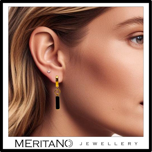 Wiszące kolczyki z onyksem na uchu. pozłacane srebro Wiszące kolczyki z onyksem na uchu. pozłacane srebro