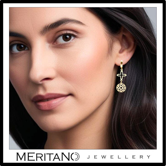 złote wiszące kolczyki gwiazdy na uchu złote wiszące kolczyki gwiazdy na uchu