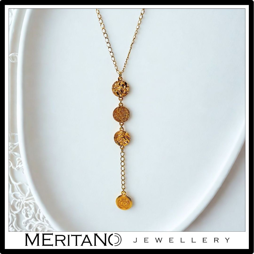 Złoty łańcuszek krawatka z monetami - widok z przodu na białym tle