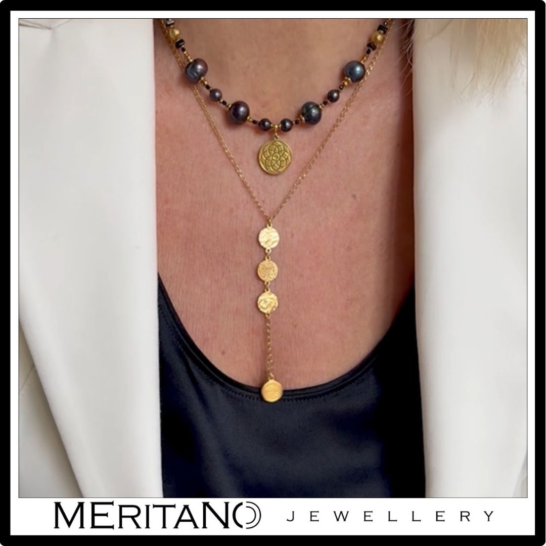 Złoty łańcuszek krawatka z monetami - widok na szyi