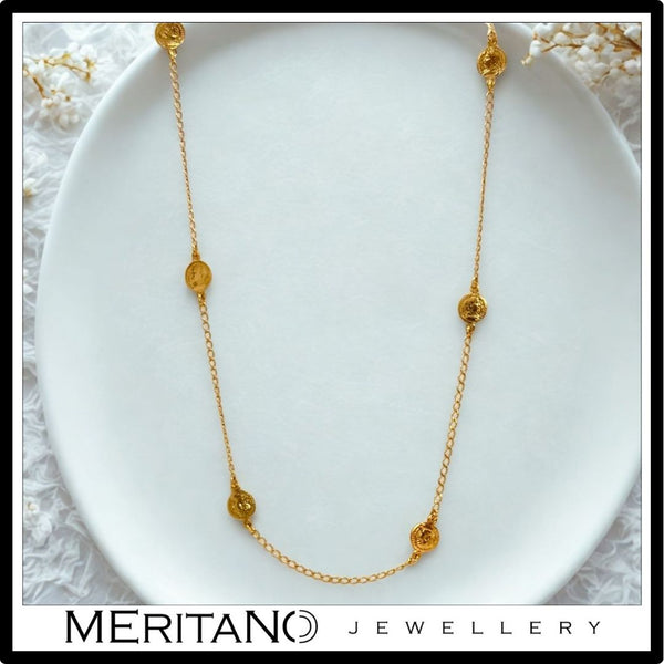 Krótki łańcuszek z monetami, srebro pozłacane. Widok z przodu na białym tle.